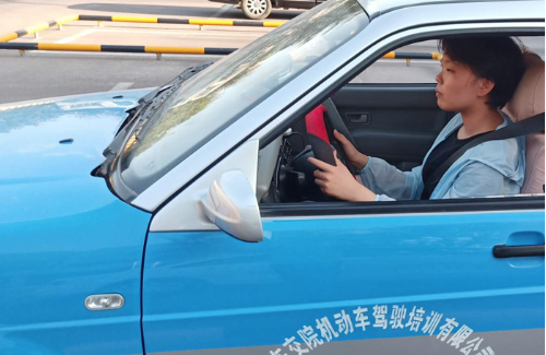 没有驾照,能买车能上牌吗
